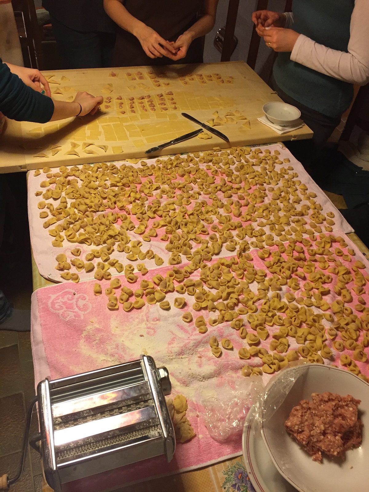 Le mani in famiglia chiudono i tortellini